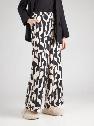 s.Oliver Wide leg Trousers in Black: front