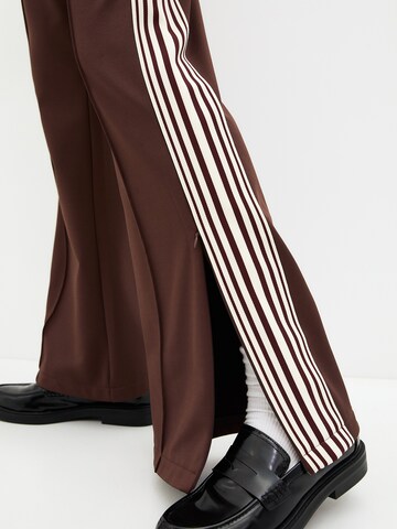 Loosefit Pantalon Pull&Bear en marron