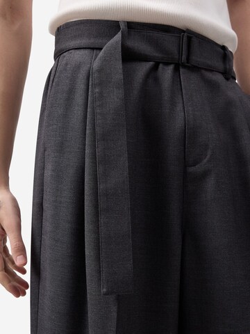 Wide leg Pantaloni con pieghe di Adolfo Dominguez in grigio