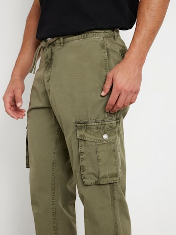 GUESS Slimfit Cargohose in Grün