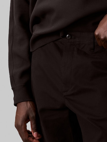 Loosefit Pantalon chino Calvin Klein Jeans en noir