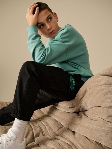 Set de la Next pe verde