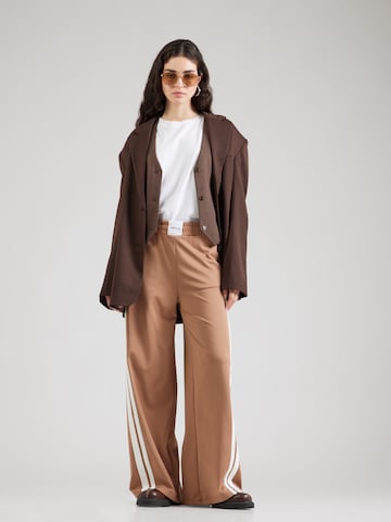 Wide leg Pantaloni 'Penni' di Elias Rumelis in marrone