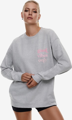 Worldclassca Sweatshirt in Grau: Vorderseite
