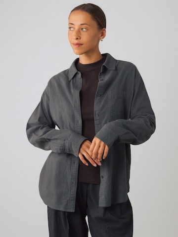 Honest Basics Shirt in Grijs: voorkant