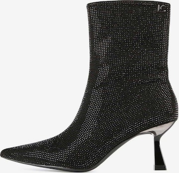 Lola CasademuntGležnjače - crna boja: prednji dio