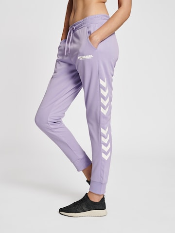Effilé Pantalon de sport 'Legacy' Hummel en violet : devant