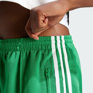 Loosefit Pantalon de sport 'Firebird' ADIDAS ORIGINALS en vert