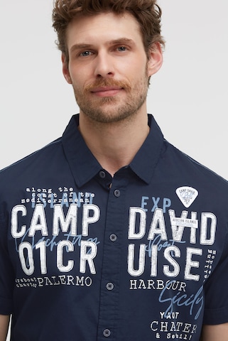 CAMP DAVID Regular Fit Leichtes Kurzarmhemd mit Logo Artwork in Blau