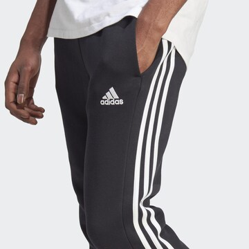 ADIDAS SPORTSWEAR Конический (Tapered) Спортивные штаны 'Essentials' в Черный