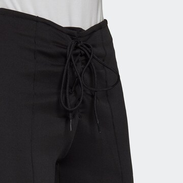 ADIDAS ORIGINALS Skinny Shorts in Schwarz