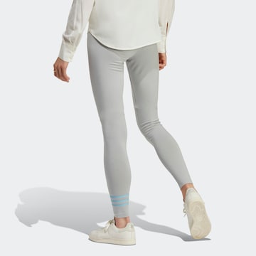 ADIDAS ORIGINALS - Skinny Leggings 'Adicolor Neuclassics' em cinzento