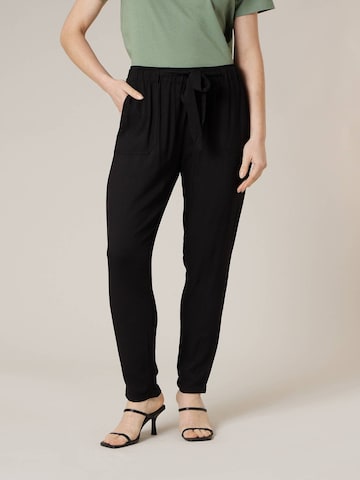 Effilé Pantalon 'Elida' Deeluxe en noir : devant