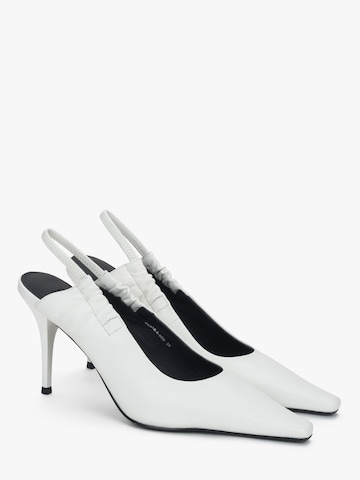 Estro Pumps '618-6' in White: front