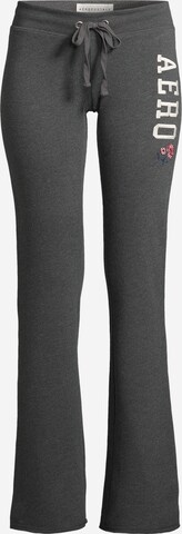 évasé Pantalon AÉROPOSTALE en gris : devant