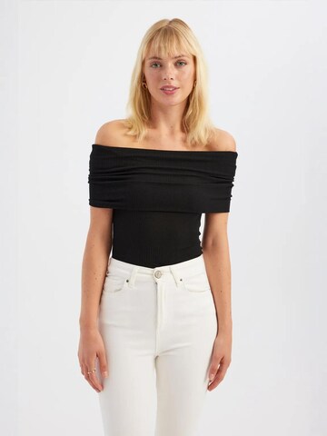 Hiccup Top in Schwarz: Vorderseite