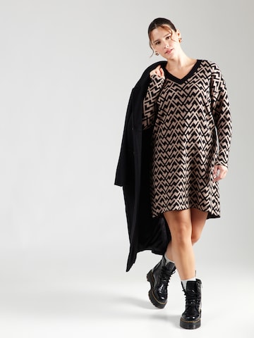 Robes en maille 'VMCARIA' Vero Moda Curve en beige : devant