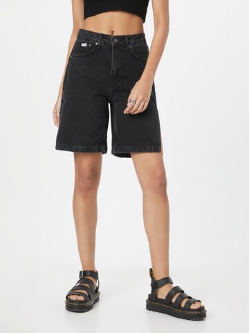 The Ragged Priest Regular Shorts in Schwarz: Vorderseite