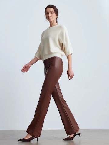 évasé Pantalon Dilvin en marron : devant