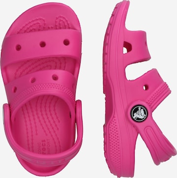 Pantofi deschiși de la Crocs pe roz