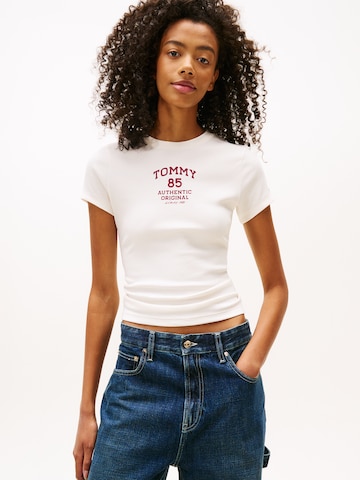 Tricou de la Tommy Jeans pe alb: față