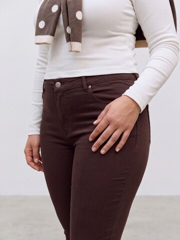 Vero Moda Curve - Skinny Vaquero 'VMCPOLLY' en marrón