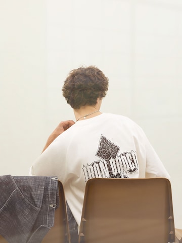 Tricou 'IRON SAINTS' de la Bershka pe alb