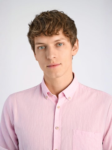 Coupe regular Chemise Lindbergh en rose