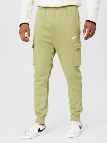 Tapered Pantaloni cargo di Nike Sportswear in verde: frontale