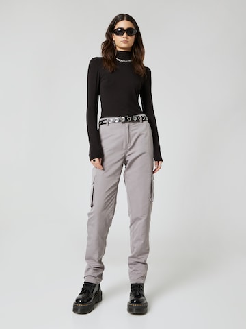 Effilé Pantalon 'Iven' About You x Nils Kuesel en gris