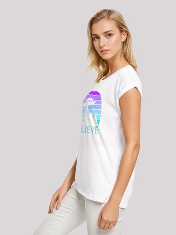 T-shirt 'I BELIEVE UFO Alien Raumschiff Retro' F4NT4STIC en blanc