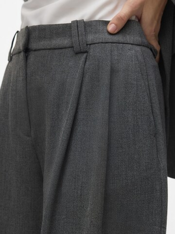 VERO MODA Loosefit Bukser med lægfolder 'LOVELY' i grå