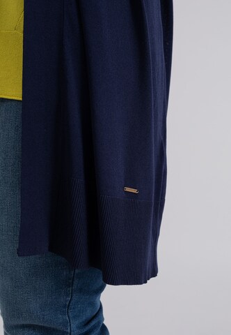October Cardigan in Blau