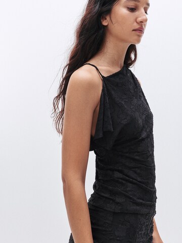 Top de la Pull&Bear pe negru