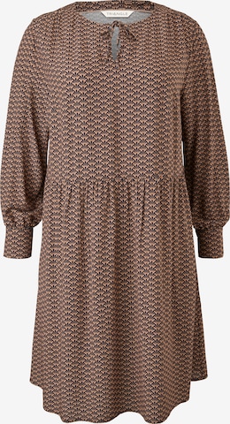 Robe-chemise TRIANGLE en marron : devant