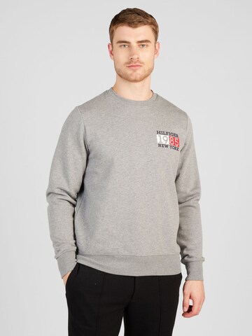 Sweat-shirt TOMMY HILFIGER en gris : devant