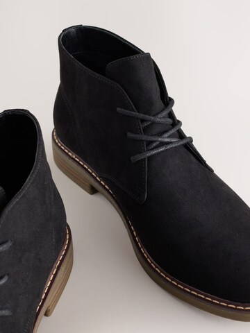 Next Chukka Boots in Schwarz