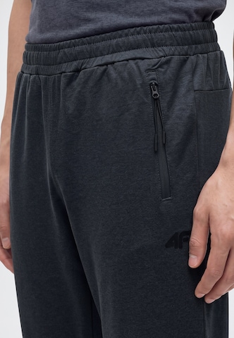 4F - Tapered Pantalón deportivo en gris