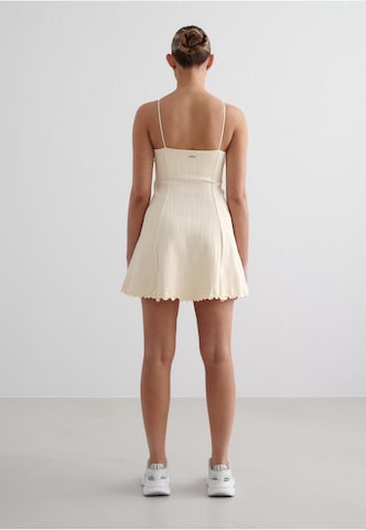 Aim'n Dress in White