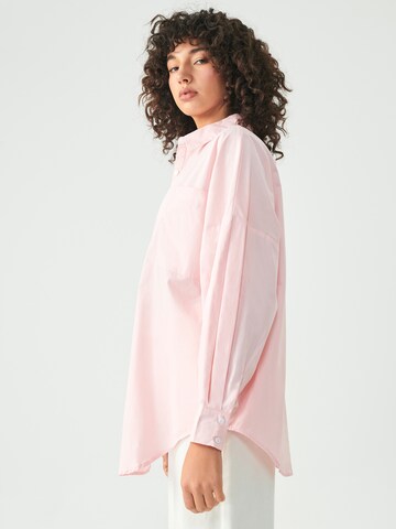 St MRLO - Blusa 'REQUISITE' en rosa: atrás