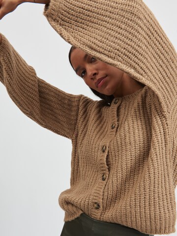 Geacă tricotată 'Suba' de la VILA pe maro