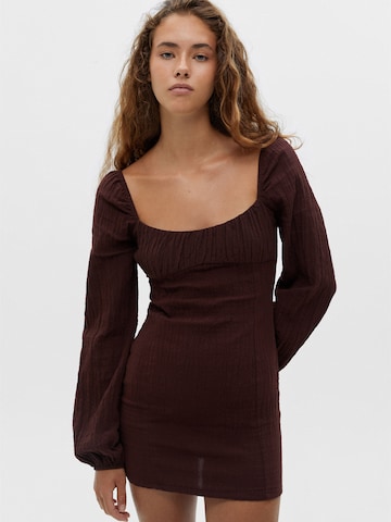 Rochie de la Pull&Bear pe maro: față