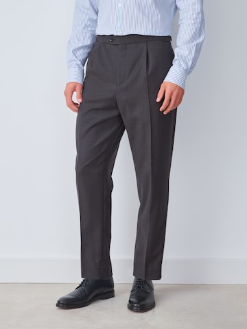 Coupe slim Pantalon à plis Next en marron : devant