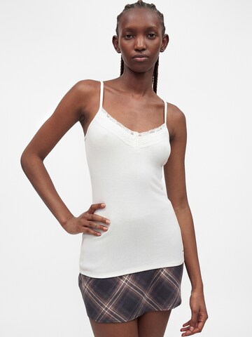 Top de la HOLLISTER pe alb