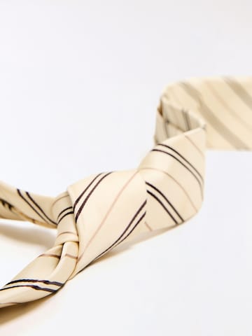 Bershka Collar in Yellow