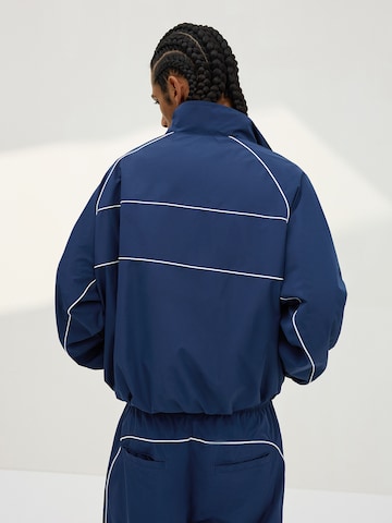 Bershka Prehodna jakna | modra barva