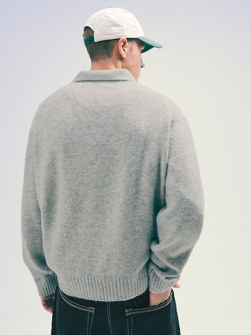 Bershka Sweter w kolorze szary