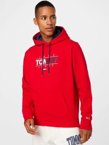 Sweat-shirt 'Essential' Tommy Jeans en rouge : devant