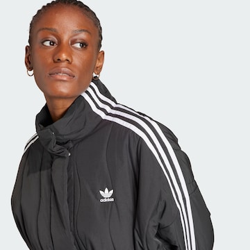 ADIDAS ORIGINALS Välikausitakki 'Adilenium' värissä musta