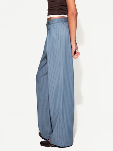 Bershka Wide leg Pleat-front trousers in Blue